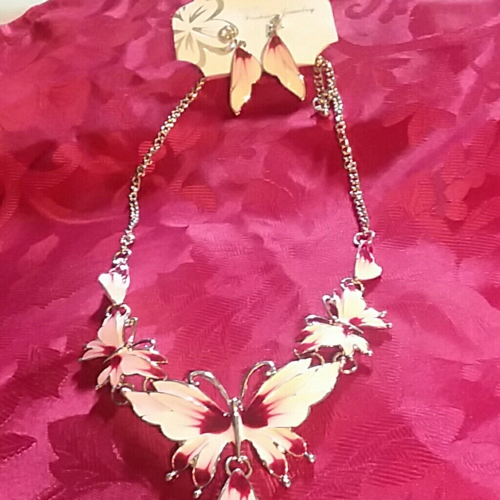 A pink necklace and earring set! NWT!